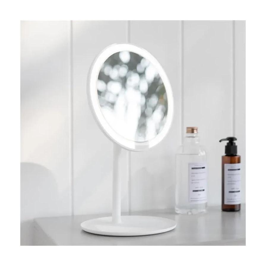 开启柔和补光模式的化妆镜侧视图，模拟自然光环境，背景为明亮室内。