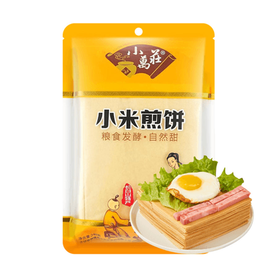 小万庄小米煎饼食用建议，叠放的煎饼配以煎蛋、火腿和生菜，展示地道吃法。