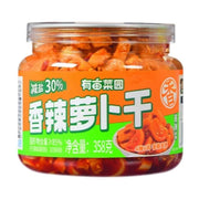 小洋菜田香辣萝卜干罐装，透明瓶身可见橙红色萝卜丁，包装标有减盐30%及净含量358克。