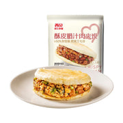 西贝酥皮腊汁肉夹馍包装袋及盘中展示的成品，可见金黄酥脆的饼皮和丰富的腊汁肉馅。