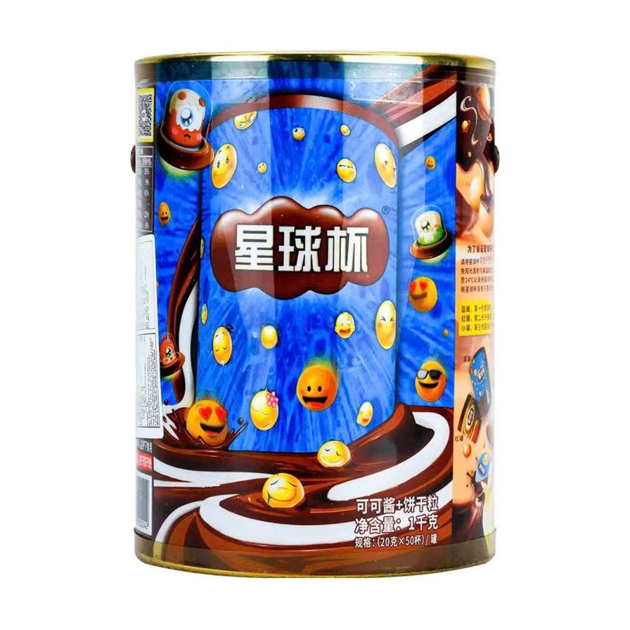 星球杯巧克力浆饼干粒1KG大桶装，蓝色包装桶身印有星球杯Logo及卡通表情符号，标注净含量1千克。
