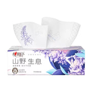 心相印山野生息系列鼠尾草香型抽纸包装正面，上方展示抽出的带有紫色鼠尾草印花的白色纸巾，包装上有紫色花卉图案及4层柔厚、80抽等规格说明。