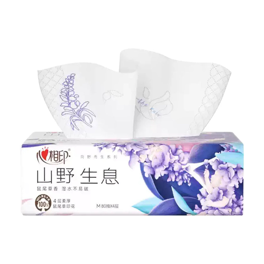 心相印山野生息系列鼠尾草香型抽纸包装正面，上方展示抽出的带有紫色鼠尾草印花的白色纸巾，包装上有紫色花卉图案及4层柔厚、80抽等规格说明。