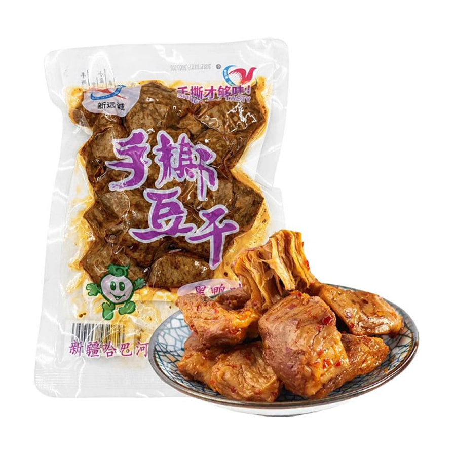 新远诚手撕豆干五香味200g透明包装袋，可见内部整块的五香豆干和品牌卡通形象。