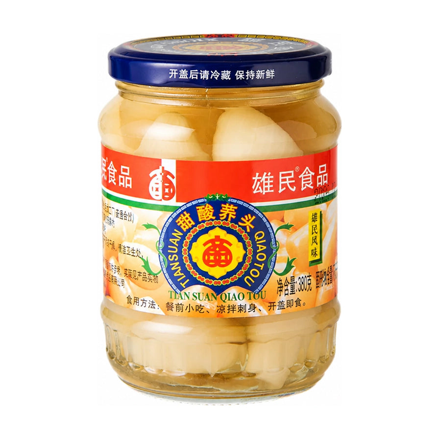 雄民牌甜酸荞头380g玻璃罐装，白色背景下的正面商品图，展示透明罐体内饱满的荞头和红蓝配色的品牌标签。