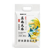 雪哈阳东北珍珠米5kg包装正面图，白色袋装配有手提设计，包装印有插画风格的稻田、山水和燕子图案，标有“东北大米”、“珍珠米”及“好米源自北大荒”字样。