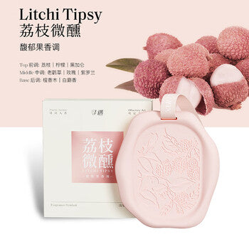 寻遇车载香薰挂片补充图，方形晶石膏片特写，展示多孔质地与悬挂结构。