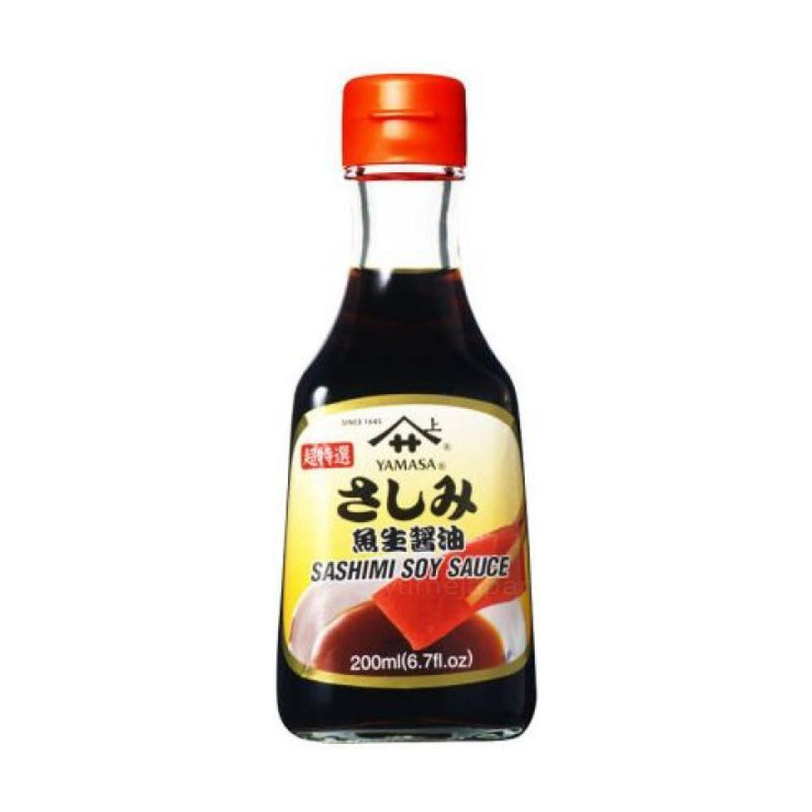日本 Yamasa 鱼生酱油 200ml 瓶装，红色瓶盖，标签印有刺身图案和 Sashimi Soy Sauce 字样。