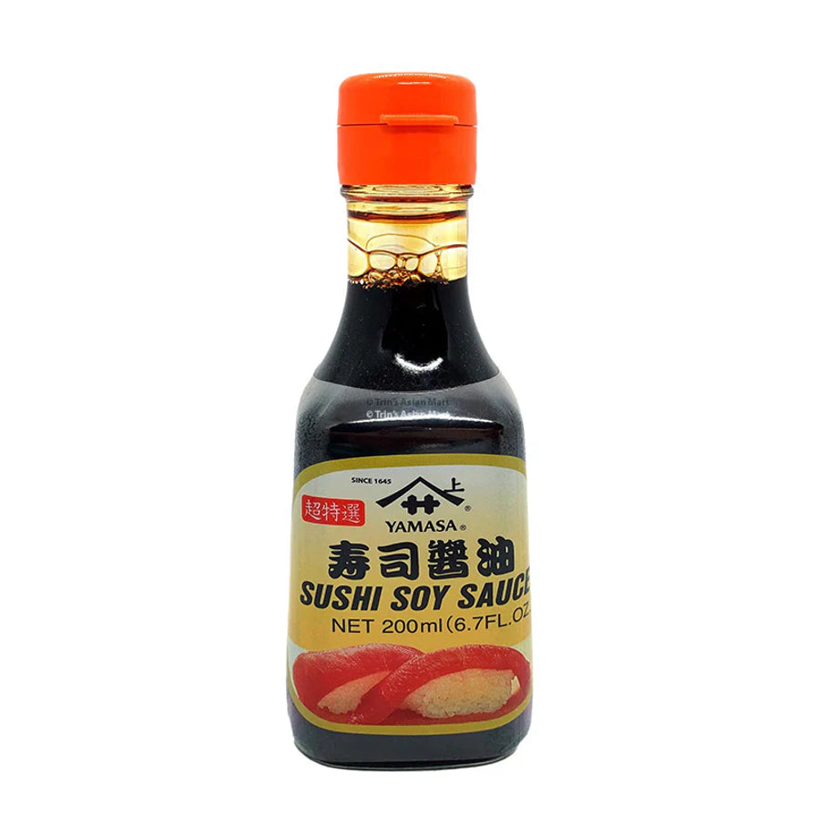 日本 Yamasa 寿司酱油 200ml 瓶装，橙红色瓶盖，标签印有手握寿司图案和 Sushi Soy Sauce 字样。