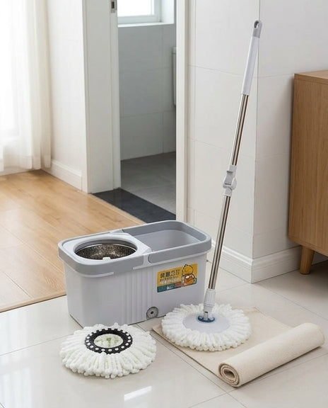 小黄鸭拖把桶侧面视角，展示紧凑尺寸适合租房角落收纳