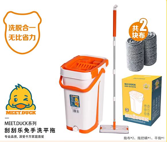 小黄鸭平板拖把实物图，展示拖把头与附赠的两块替换布