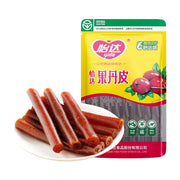 怡达果丹皮包装袋与白色圆盘中整齐摆放的深红色果丹皮卷。