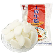 一只鼎上海年糕片包装特写，白色薄片整齐排列，适合炒菜或火锅。