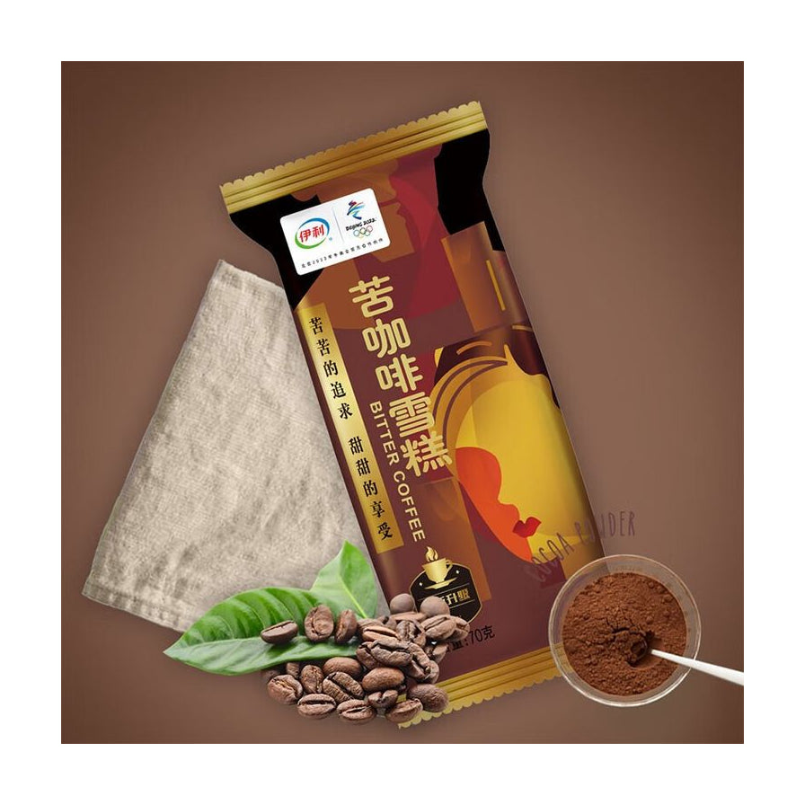 伊利苦咖啡雪糕平铺展示图，包装旁摆放着咖啡豆、绿叶和可可粉，背景为棕色。