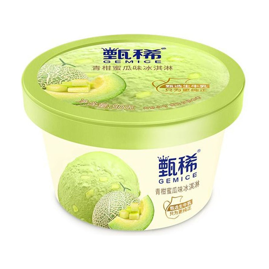 伊利甄稀青柑蜜瓜味冰淇淋90g杯装，白色杯身配绿色杯盖，包装印有蜜瓜切片和冰淇淋球图案。