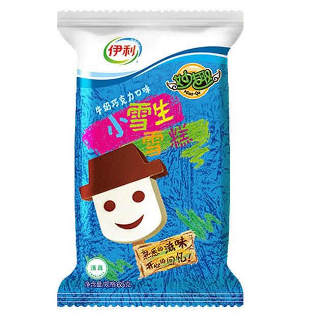 三支娃娃头造型的牛奶巧克力味冰淇淋并排摆放，展示经典笑脸外观和独立包装。