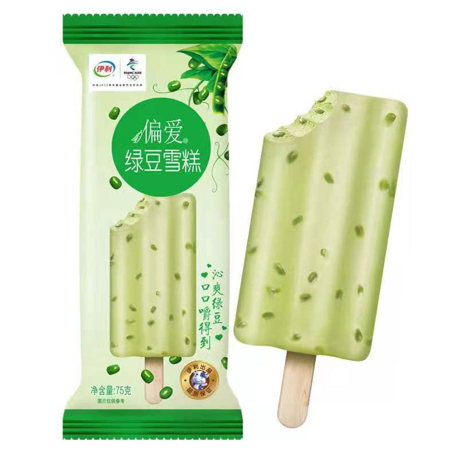 伊利偏爱绿豆雪糕包装及一支咬开后的绿豆雪糕，展示内部丰富的绿豆颗粒，白色背景。