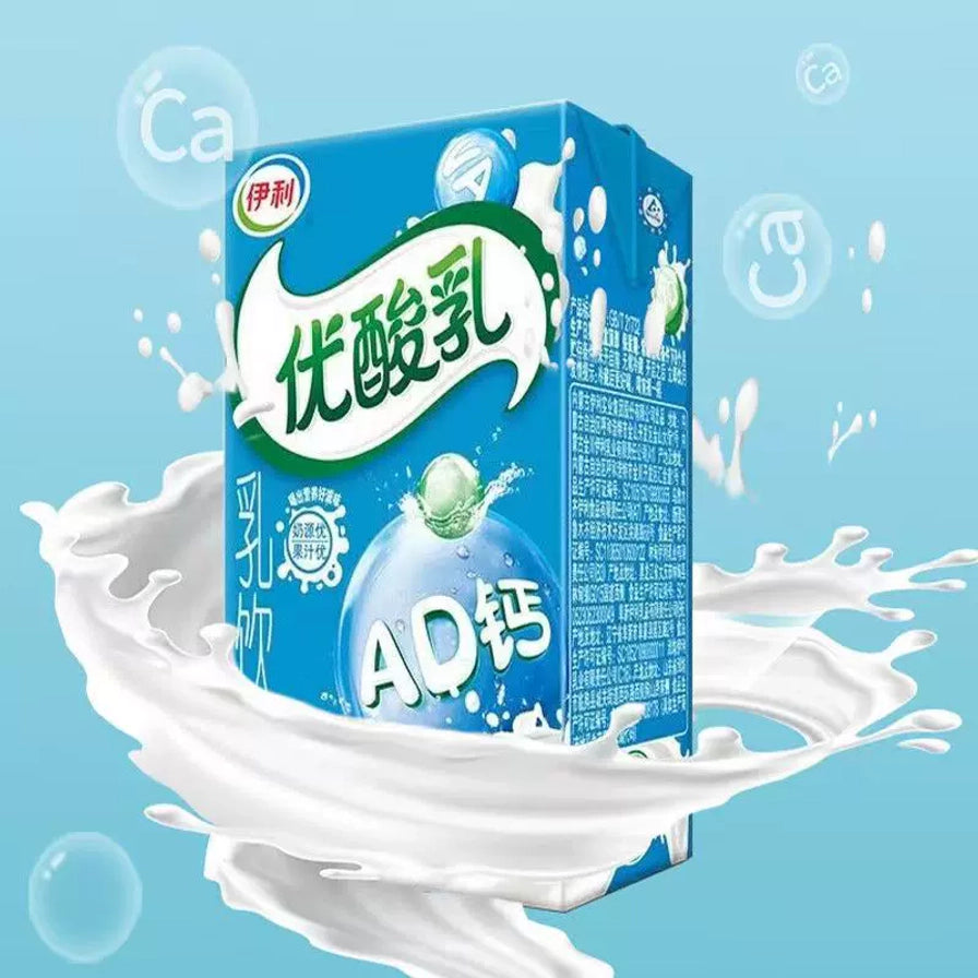 伊利优酸乳AD钙奶味250ml包装，蓝色背景配以牛奶飞溅效果和AD钙字样
