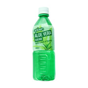 泰国Yoosh芦荟水500ml瓶装，绿色透明瓶身可见芦荟果肉，标签印有ALOE VERA DRINK字样。