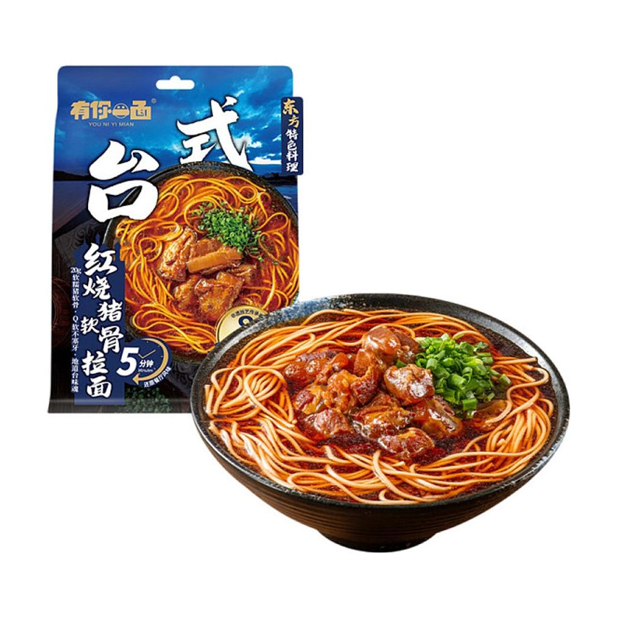 有你一面台式红烧猪软骨拉面包装袋与一碗盛满面条、猪软骨和葱花的成品拉面