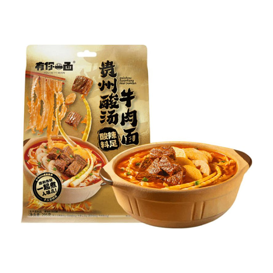 有你一面贵州酸汤牛肉面包装袋及一碗煮好的面条，展示牛肉块、竹笋和浓郁红汤。