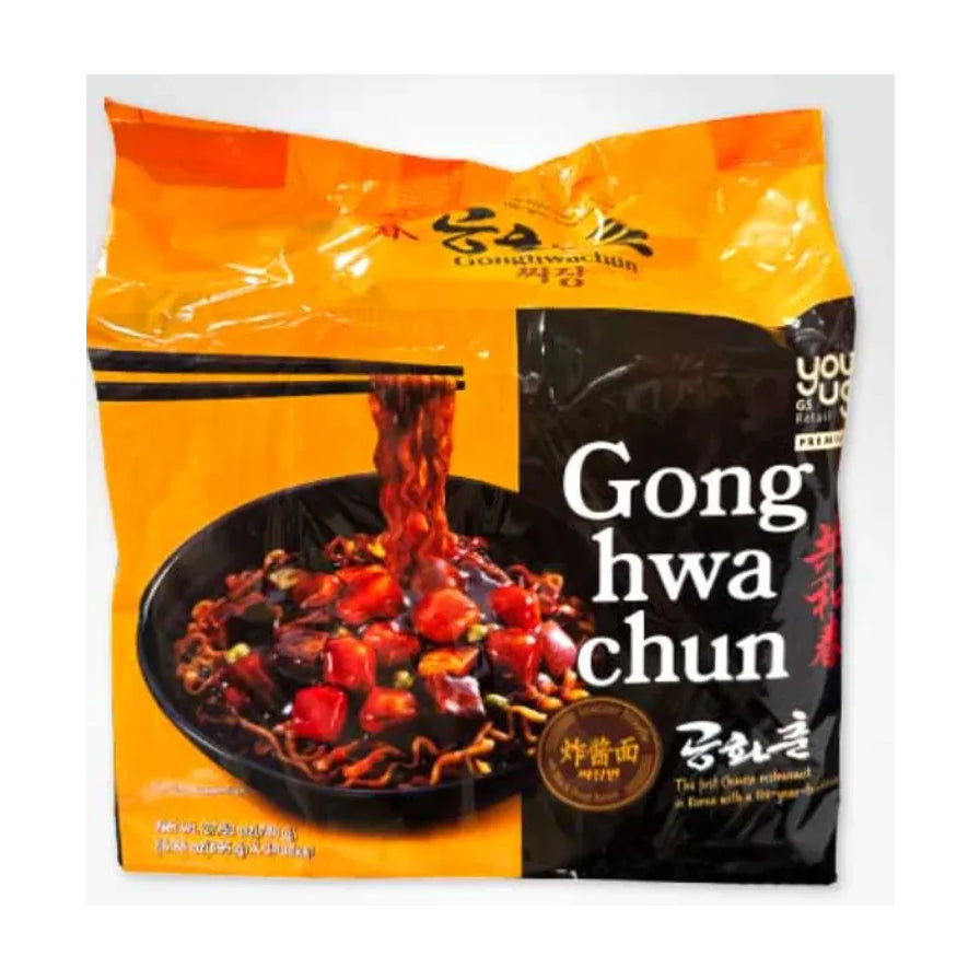 YOUUS Gonghwachun 韩式炸酱面包装正面图，展示黑亮诱人的炸酱面成品图及品牌名称。