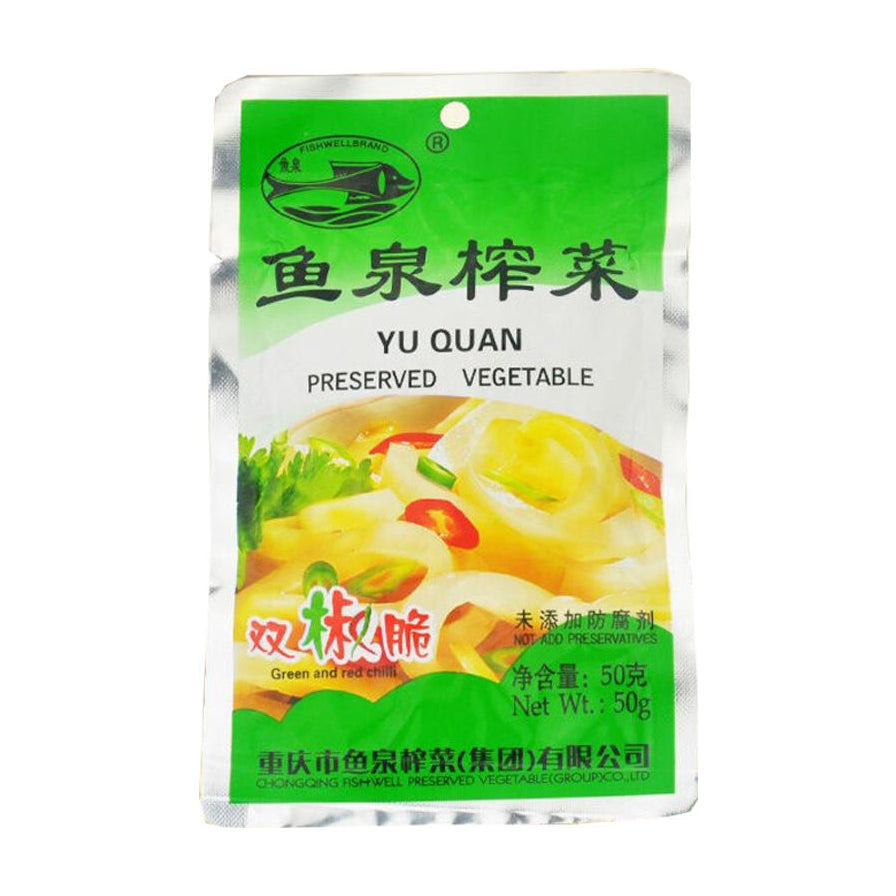鱼泉榨菜双椒脆口味包装正面，绿色袋身印有红绿辣椒图案及净含量50克信息。