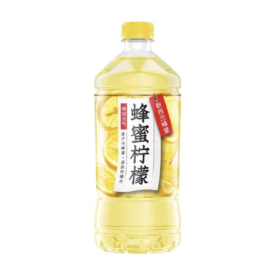 元气森林蜂蜜柠檬水900ml单瓶装，瓶身标签印有蜂蜜柠檬字样及新西兰麦卢卡蜂蜜标识，背景可见柠檬切片图案。