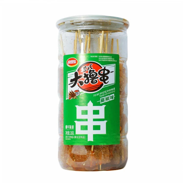 余同乐老式大撸串藤椒味单桶装，绿色系包装展示清爽麻香口味的面筋零食。