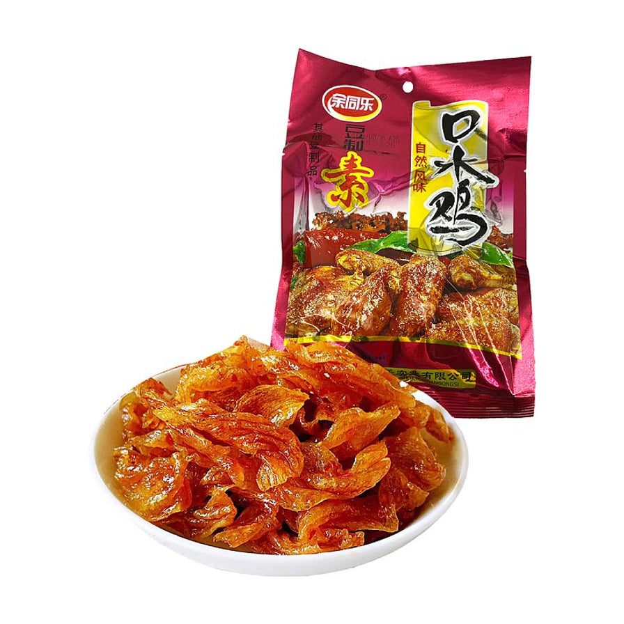 余同乐口水鸡包装袋及一小碟红油色泽诱人的素肉零食，展示即食状态。