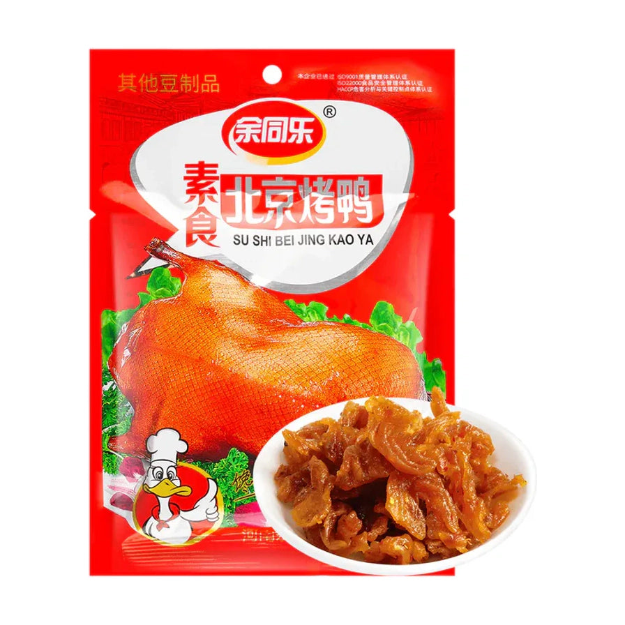 余同乐素食北京烤鸭红色包装袋，正面印有烤鸭图案，前方摆放一小碟撕碎的素肉零食。