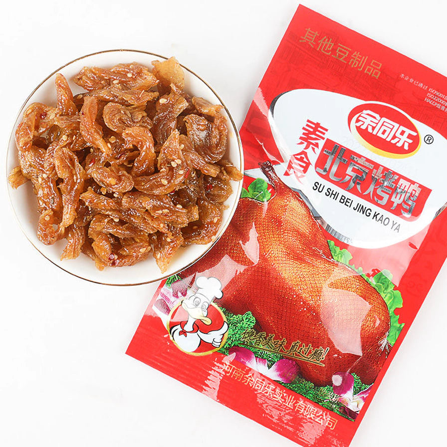 余同乐素食北京烤鸭包装袋与一盘装满的素肉零食，展示产品纹理和色泽。