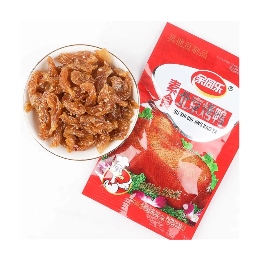 余同乐素食北京烤鸭味包装袋与一小碟劲道豆制品零食