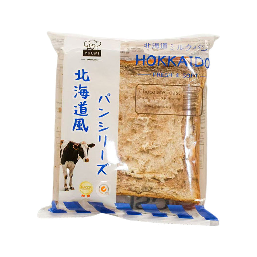 YUUMI 北海道风味吐司系列巧克力味，独立包装，包装袋上有奶牛图案，可见棕色巧克力纹理吐司切片。