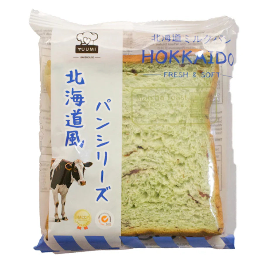 YUUMI 北海道风味吐司系列抹茶味，独立包装，包装袋上有奶牛图案，可见淡绿色抹茶味吐司切片。