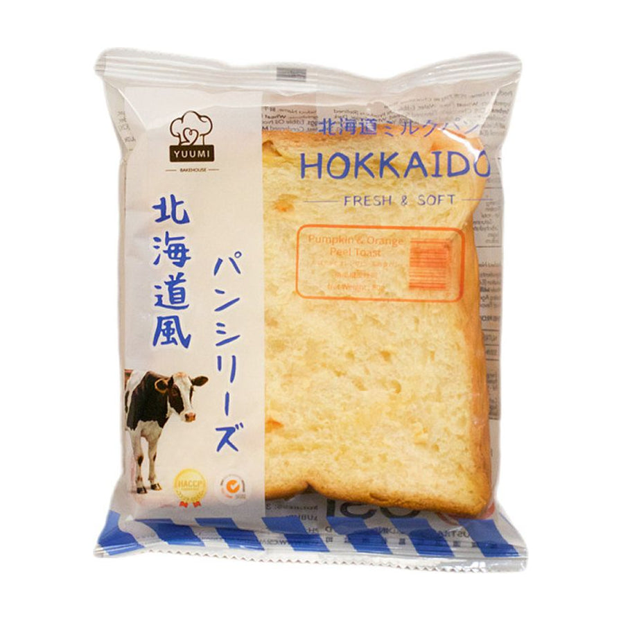 YUUMI 北海道风味吐司系列橙皮南瓜味，独立包装，包装袋上有奶牛图案和HOKKAIDO字样，可见金黄色南瓜味吐司切片。