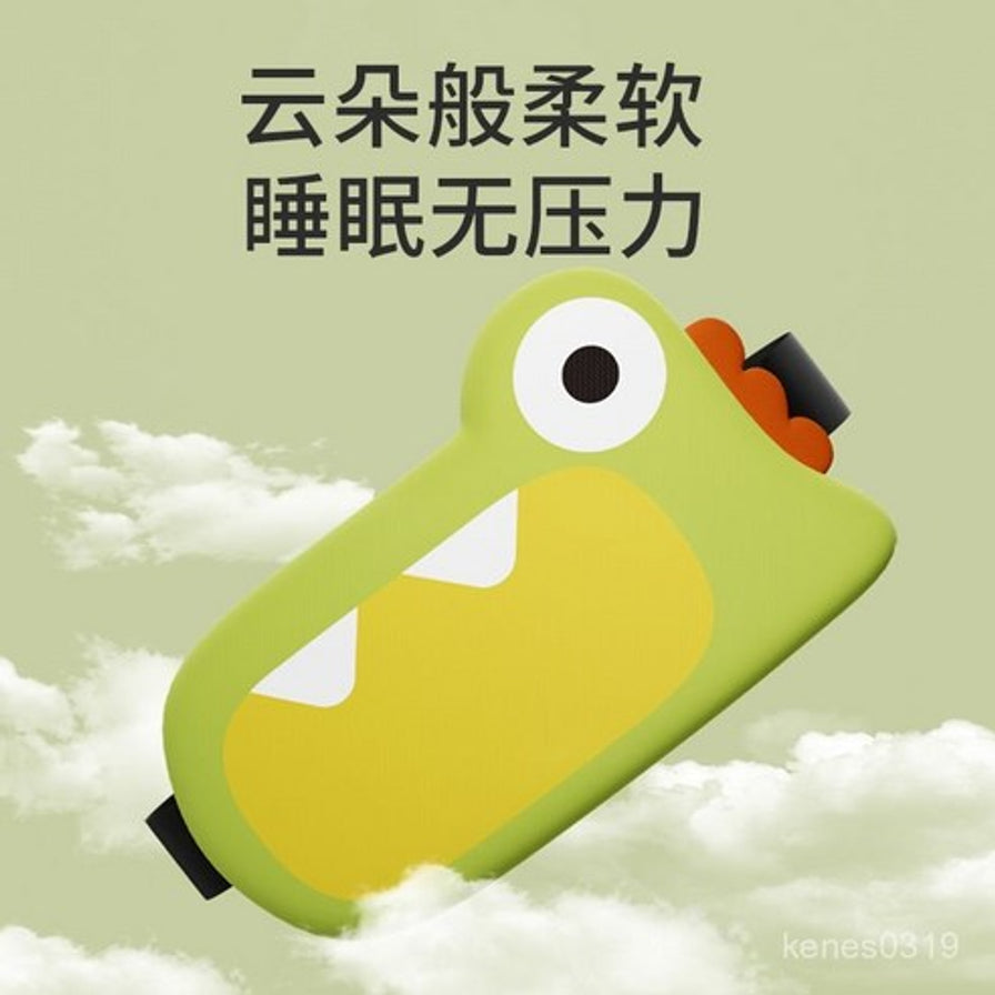 3D开心龙睡眠眼罩漂浮在云朵背景中，上方配有“云朵般柔软 睡眠无压力”文字，强调亲肤材质。