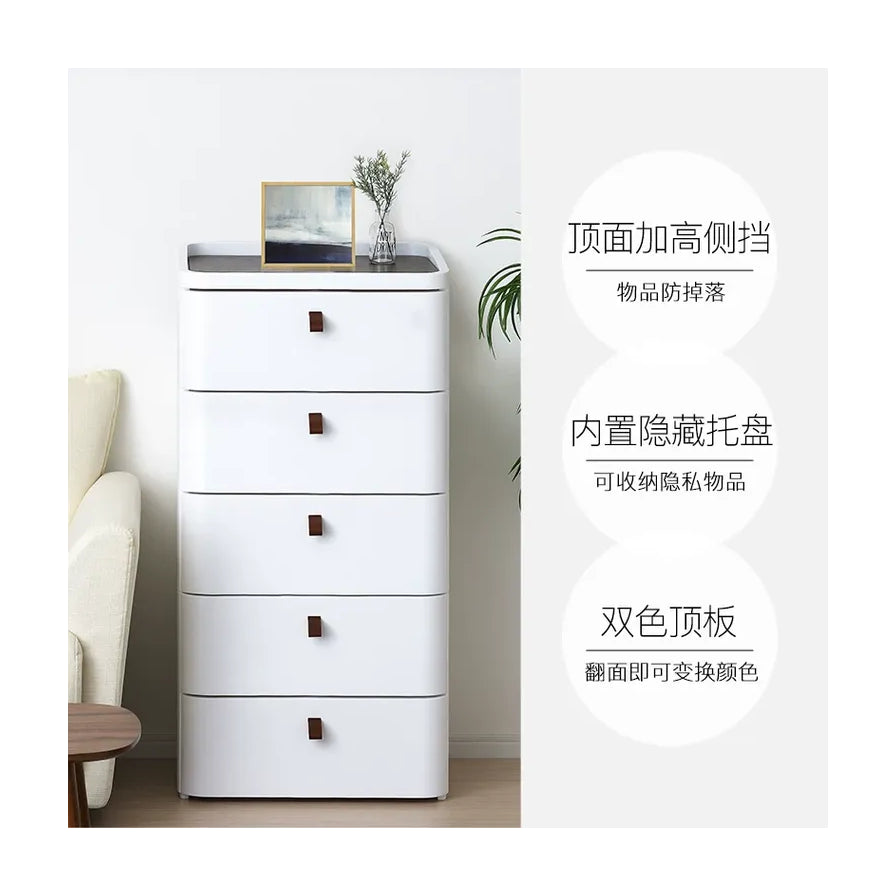 白色五斗柜侧面视角，顶部放置相框和花瓶，右侧文字标注顶面加高侧挡、内置隐藏托盘及双色顶板功能。