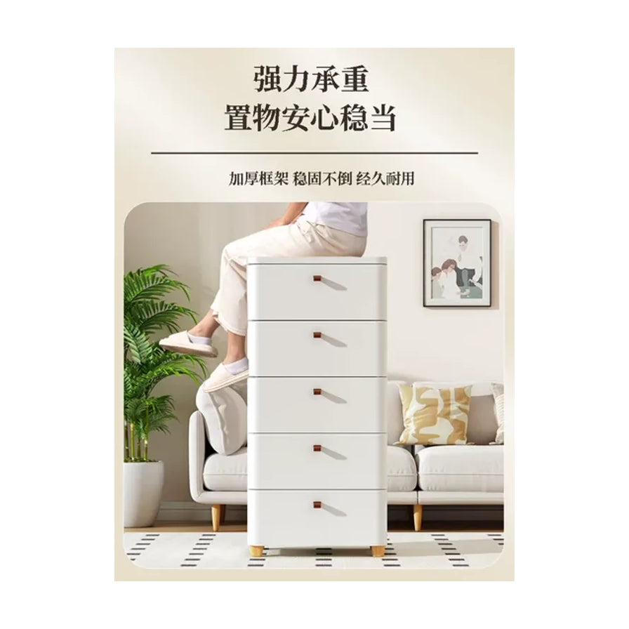 白色五层抽屉柜在客厅场景中的展示图，有人坐在柜子顶部以展示其承重能力，背景有沙发和绿植，上方有中文宣传文字。
