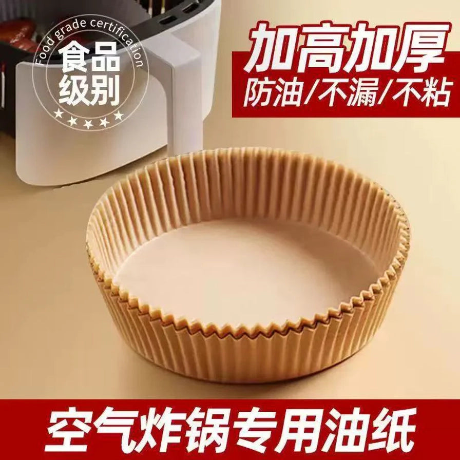 空气炸锅旁放置的本色硅油纸托，配有食品级别、加高加厚、防油不漏不粘的中文卖点文字。