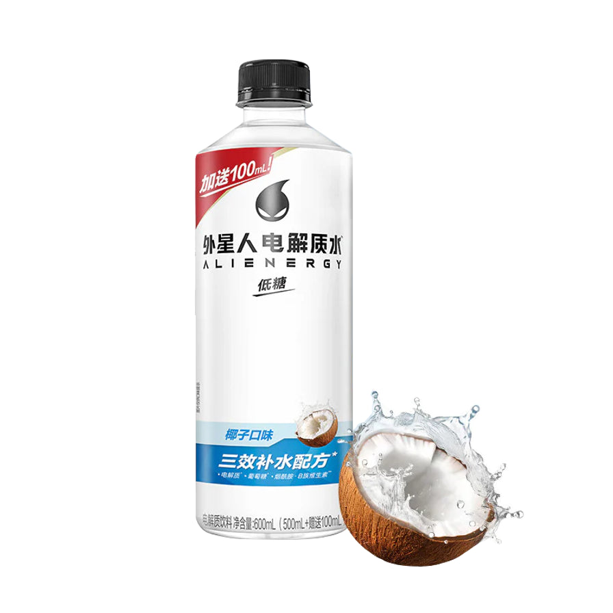 外星人电解质水椰子口味，瓶身带有加送100ml红色角标，旁边有切开的椰子和溅起的水花。