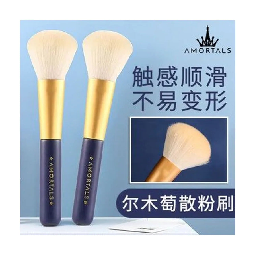 两支尔木萄散粉刷并排展示，配有中文卖点说明及刷头局部放大图。