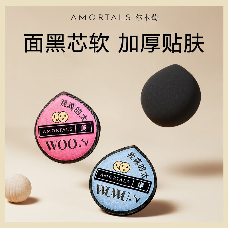 尔木萄粉扑细节展示图，背景为米色，上方有中文标题“面黑芯软 加厚贴肤”，展示粉色、蓝色粉扑及黑色海绵内芯。