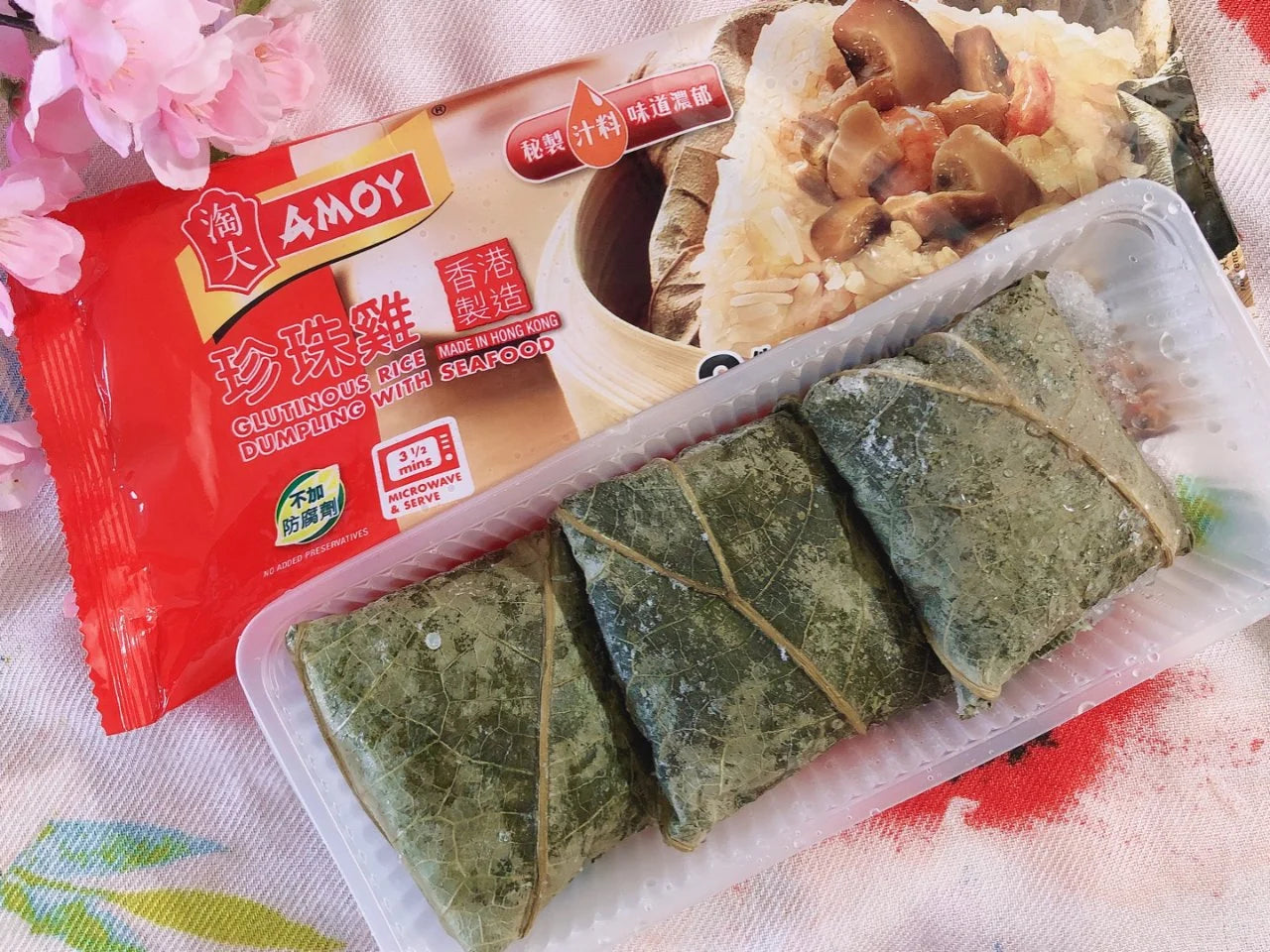 蒸熟后的淘大珍珠鸡特写，展示荷叶展开后软糯的海鲜糯米馅料细节