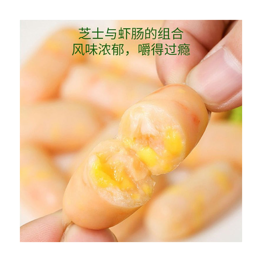 手指捏开安井芝士虾肠的特写，展示内部饱满的黄色芝士流心，上方配有文字“芝士与虾肠的组合，风味浓郁，嚼得过瘾”。