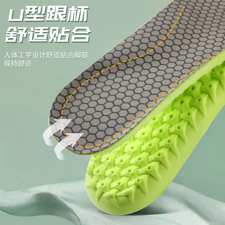 鞋垫细节图，展示U型跟杯设计，配有文字说明人体工学设计舒适贴合脚部，背景为淡绿色。