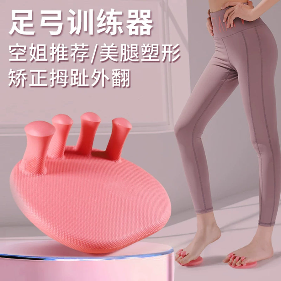 模特展示使用粉色足弓训练器的效果，背景带有足弓训练器、美腿塑形、矫正拇趾外翻的文字说明。