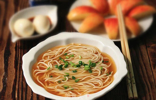 亚洲超市货架上陈列的多种望乡挂面产品实拍图