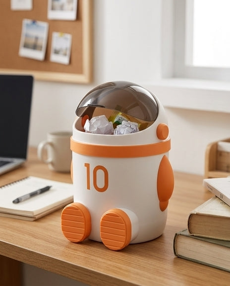 宇航员垃圾桶在宿舍书桌场景的电商说明图，展示翻盖使用状态和桌面收纳效果。