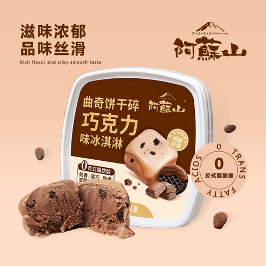 阿苏山巧克力饼干味冰淇淋海报，展示深褐色包装盒及切开的巧克力雪糕球，可见内部饼干碎，背景带有滋味浓郁品味丝滑文字。